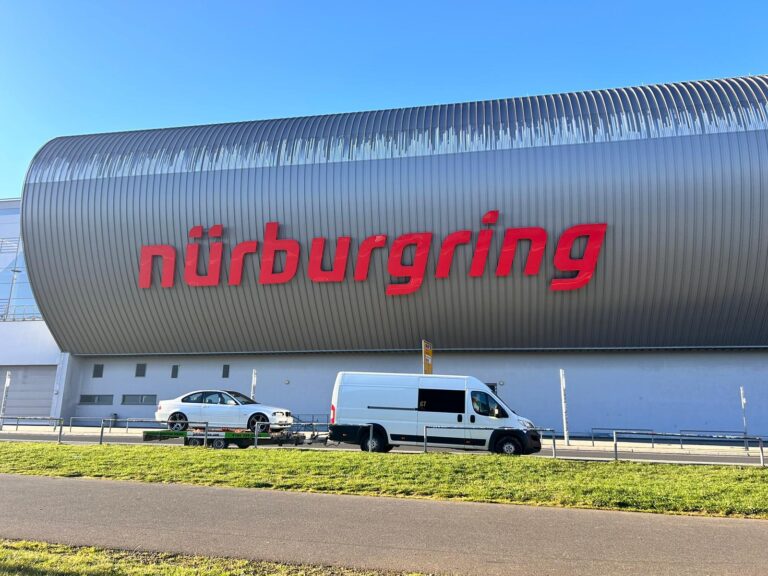 Budynek z napisem Nürburgring przy torze