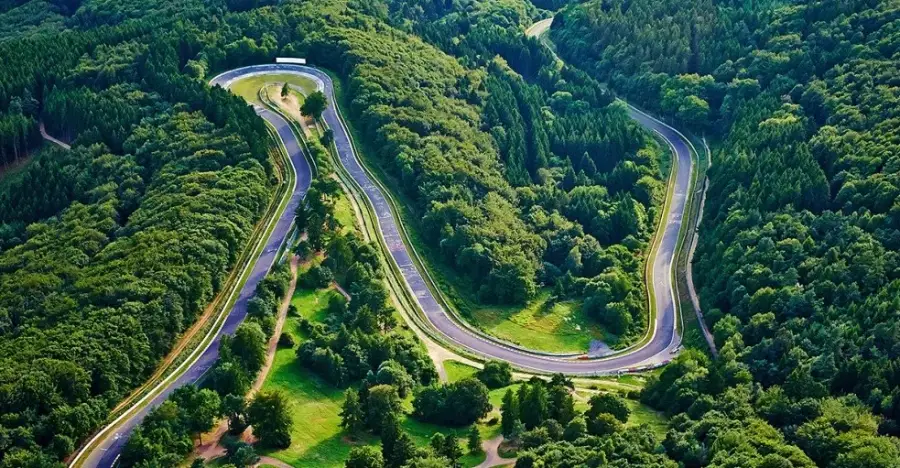Nawrót Nordschleife z lotu ptaka wśród lasów Eifel