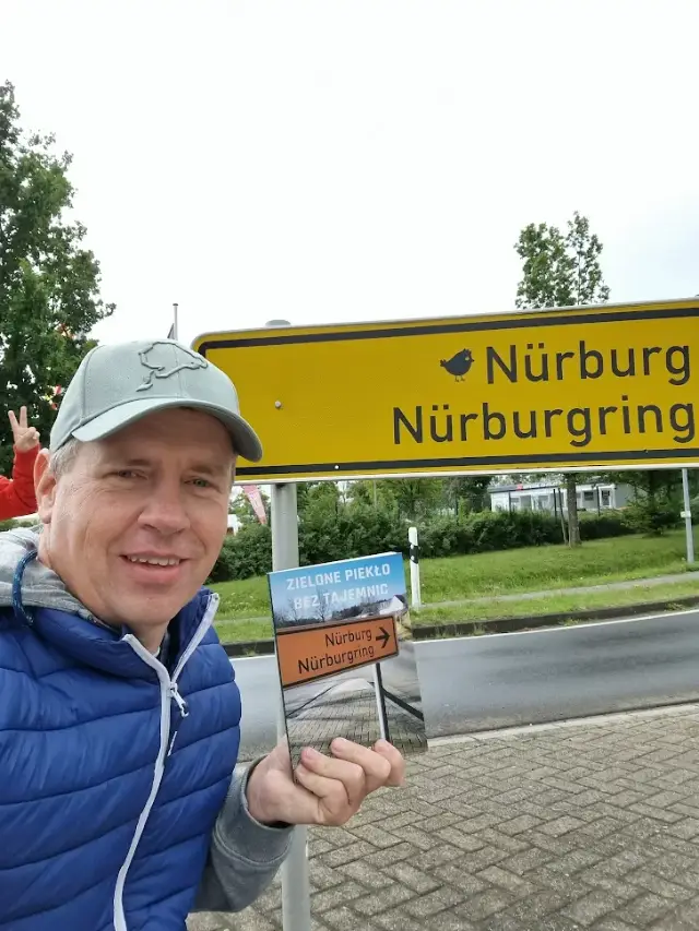 Łukasz Formella przy znaku Nürburgring